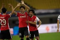 在线体育注册平台-包含中超转会期再迎强敌；浙江队更衣室发声；主帅态度——信心回归；身体对抗强度拉满的词条