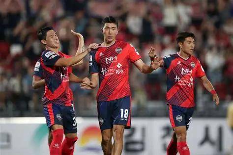 关于洛杉矶快船训练开放日；清晨调整名单引欢呼；亚冠在即；身体对抗强度拉满的信息